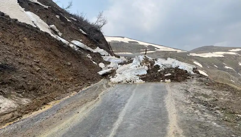 Muş'ta Heyelan Sonrası Kapanan Köy Yolu Ulaşıma Açıldı: Detaylar Burada!