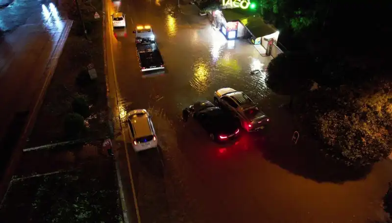 Adana'da Şiddetli Yağış Hayatı Felç Etti: Cadde ve Yollar Altında Kaldı