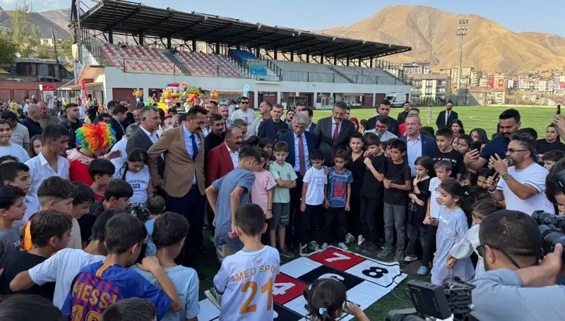 Hakkari'de Anadolu Şenliği Coşkuyla Başladı: Yüzlerce Katılım