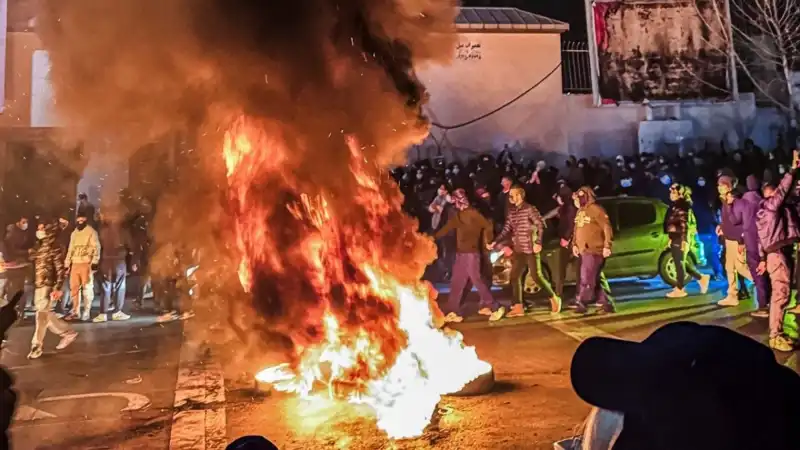 İran'daki Protestolar: Can Kaybı Sayısı 2 Bini Aştı, Neler Oluyor?