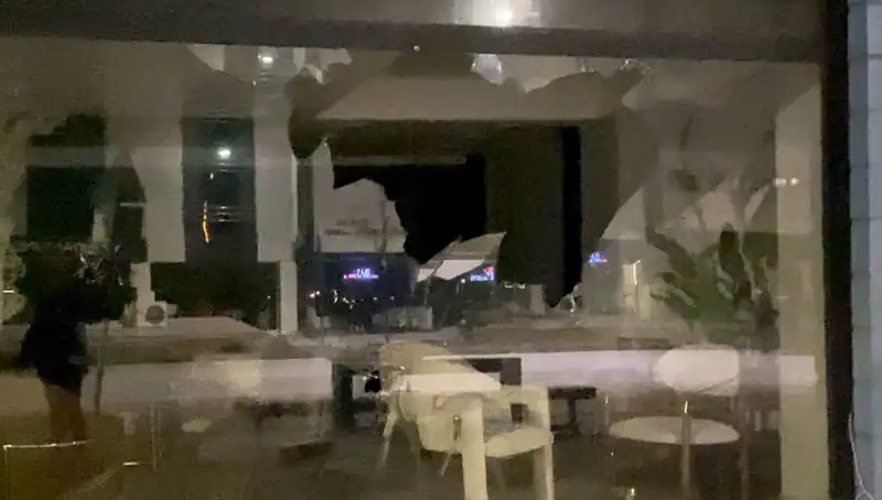 Mobilya Mağazasına Taşlı Saldırı: Güvenlik Kameralarındaki Şok Detaylar