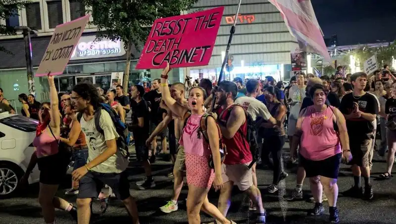 Tel Aviv'de On Binlerce Protestocu Netanyahu'ya Karşı Sokağa Döküldü
