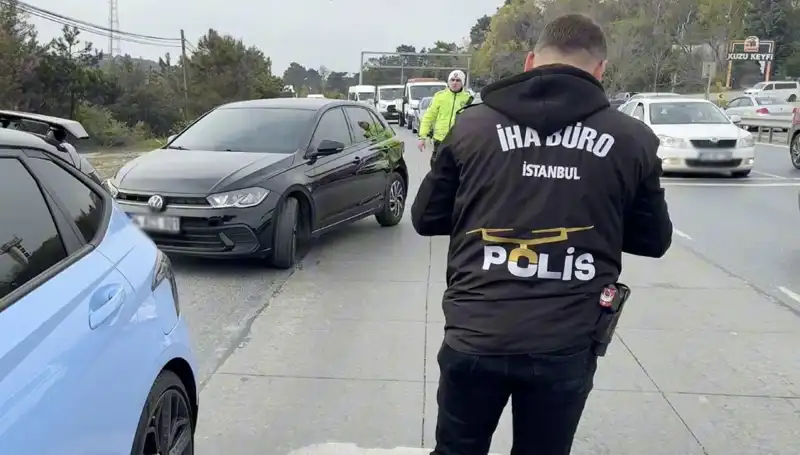 Emniyet Şeridini İhlal Eden Sürücü, Suçunu Yolda Buldu