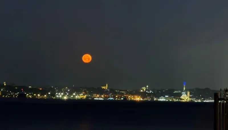 Çilek Dolunayı: İstanbul'da Görsel Şölene Dönüşen Gece
