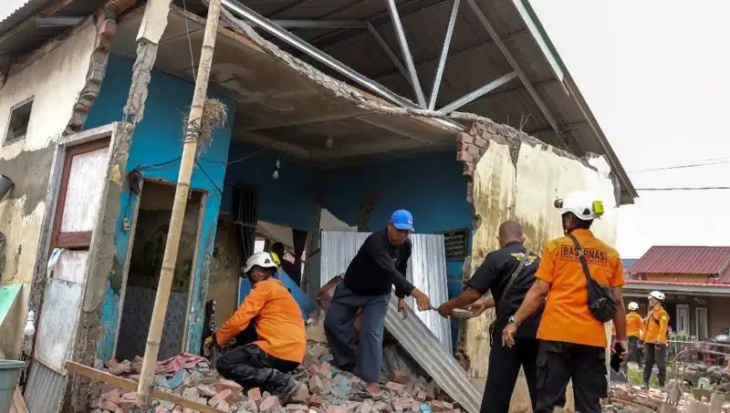 Endonezya'da 5,7 Büyüklüğünde Deprem: 8 Ev Yıkıldı, Güvenlik Önlemleri Artık Şart