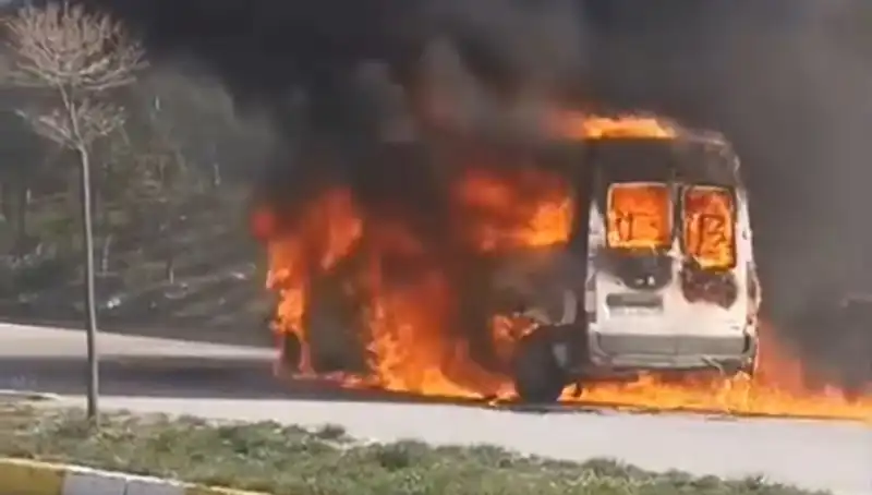 Havalimanı Personelini Taşıyan Servis Aracı Alev Aldı: O Anlar Kamerada