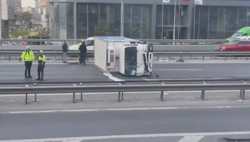 Basın Ekspress'te Kamyonet Devrildi: Trafik Kaosu ve Yaralılar!