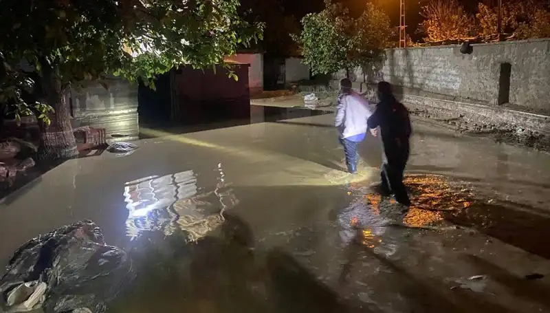 Aniden Gelen Yağış Hayatı Felç Etti: Sel Baskınları ve Çöken Evler