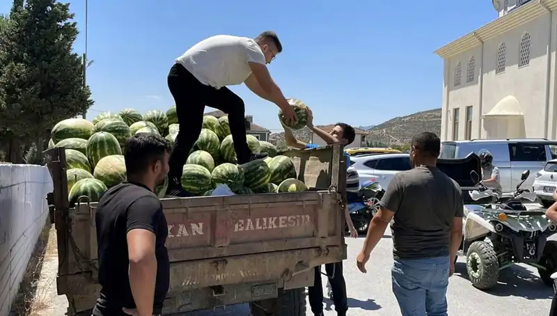 Dev Şirketten Özel Gün: Tonlarca Karpuz Dağıtımı Gerçekleşti