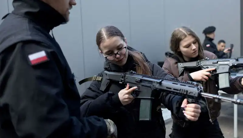 Polonya, Savaş Hazırlığının Eşiğinde: Siviller Askeri Eğitime Katılıyor