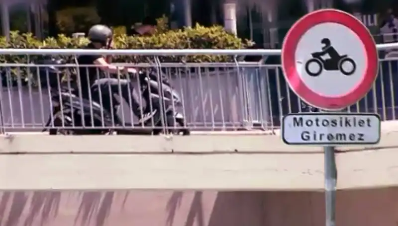 Üst Geçitler Motokuryelere Emeklemekte: Şehirde Kargaşaya Dikkat