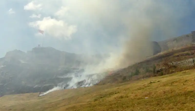 Kars Kalesi Eteklerinde Başlayan Anız Yangını, Bölgeyi Tehdit Etti!