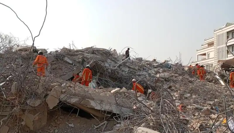 Türk Kurtarma Ekipleri Myanmar'da: Enkazdan Sağ Çıkan Bir Kişi Müjde Getirdi