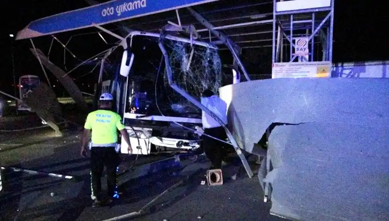 Otobüs Oto Yıkamaya Daldı: 8 Yaralı, Kaza Anı Anbean Kamerada!