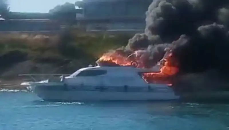 Çeşme'de Marina Yangını: Lüks Motoryat Kül Oldu!