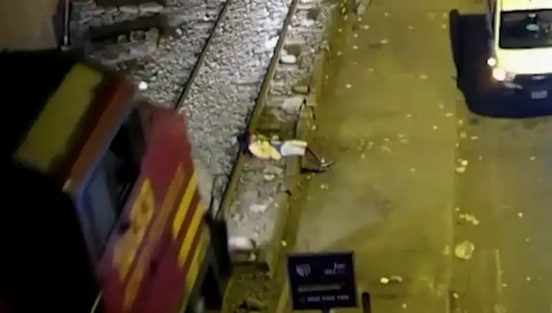 Mucizevi Kurtuluş: Tren Çarptıktan Saniyeler Sonra Yürüyen Genç