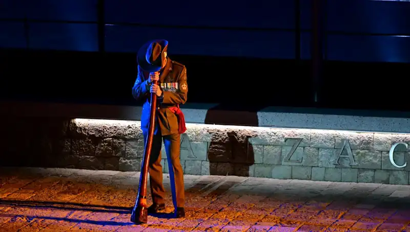 Anzak Koyu’nda Tarihi “Şafak Ayini” ile Güçlü Duygular Yeniden Canlandı