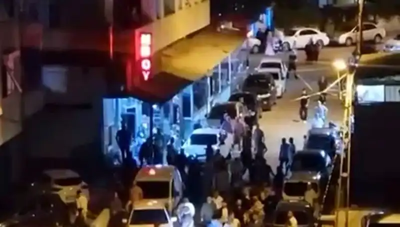 Düğün Kutlamasında Şok Anlar: Araç Kalabalığa Daldı, Panik Ortamı Yarattı