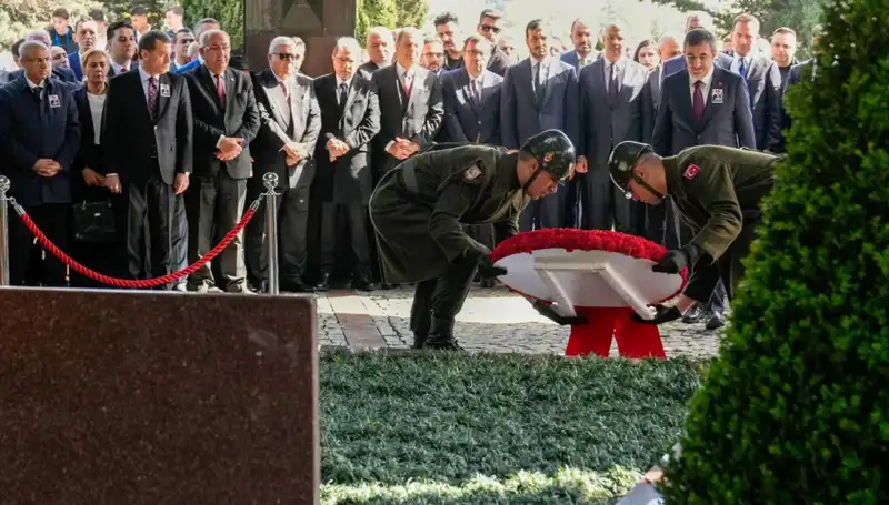Turgut Özal’ın Mezarı Başında Anma Töreni: Ekonomi ve Siyaset Üzerine Düşünceler