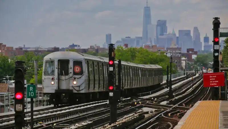 Metro Sörfü: 15 Yaşındaki Genç Hayatını Kaybetti, Aile ve Arkadaşlar Yas Tutuyor