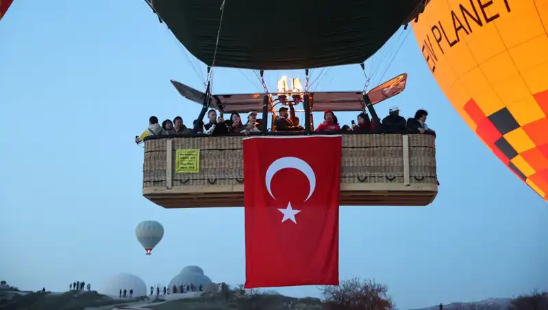 Kapadokya'da Balonların Büyülü Gökyüzünde Türk Bayraklarıyla Coşkulu Yükselişi