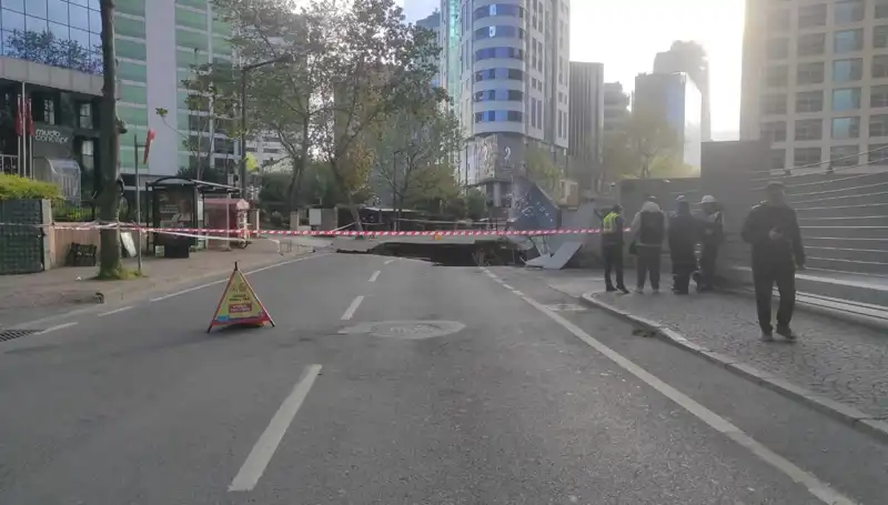 Sarıyer'de Aniden Çöken Yol, Şehirde Panik Yarattı!