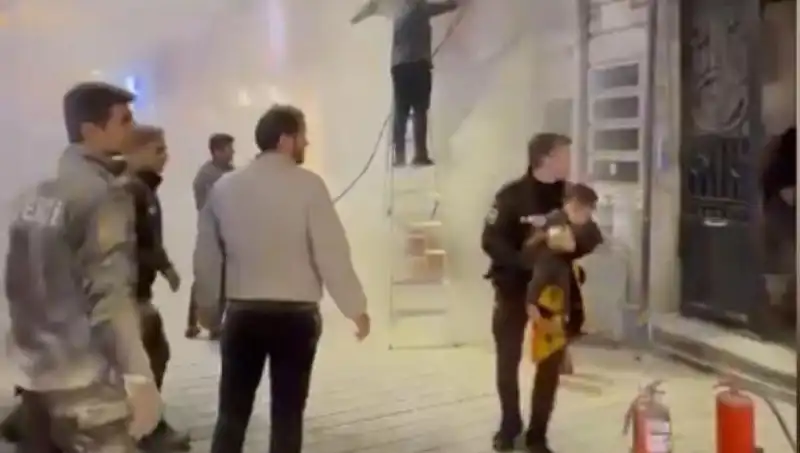 Beyoğlu’ndaki Büfede Meydana Gelen Yangın: Çocuk Mahsur Kaldı