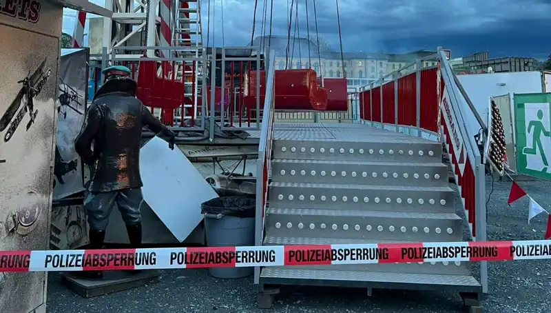 Dönen Salıncak Reklam Direklerine Çarptı: Facia Eşiğinden Dönüldü