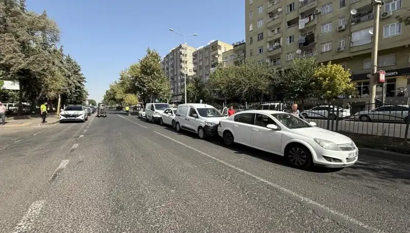 Diyarbakır'da 5 Araç Birbirine Girdi: Kaza Sonrası Yaşananlar