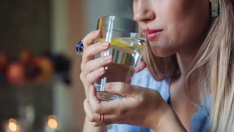 Aydınlatıcı Bir Alışkanlık: Aç Karnına 1 Litre Su İçmenin Faydaları