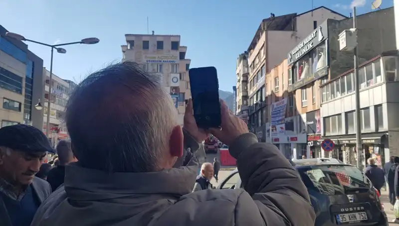 Çatıya Çıkan Kişiyi Görüntülemek İçin Zorlu Mücadele: Yarış Başladı!