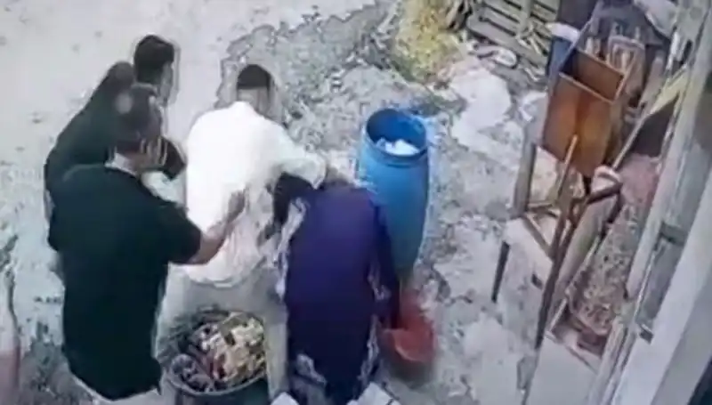 Başakşehir'de Baba ve Oğulun "Bidon" Kavgası: 58 Yaşındaki Kadına Saldırı