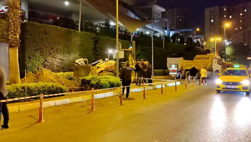 AVM Girişinde Doğalgaz Paniği: Alışveriş Temizliği Tehlikeye Girdi!