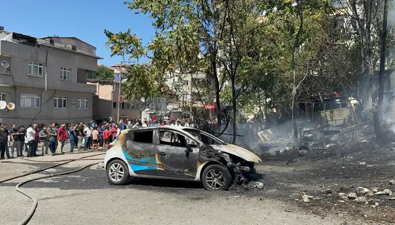 Gecekonduda Çıkan Yangında Yangın Aracı Alevlere Teslim Oldu!