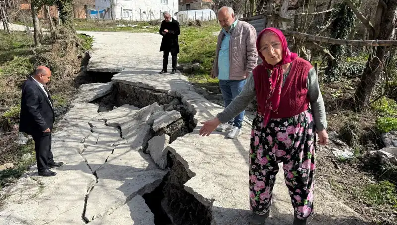 130 Hane Diken Üstünde: Mahallede Heyelan Sonrası Yol Çöktü!